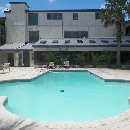 Amerihome Inn & Suites Houston Airport North 외부 사진