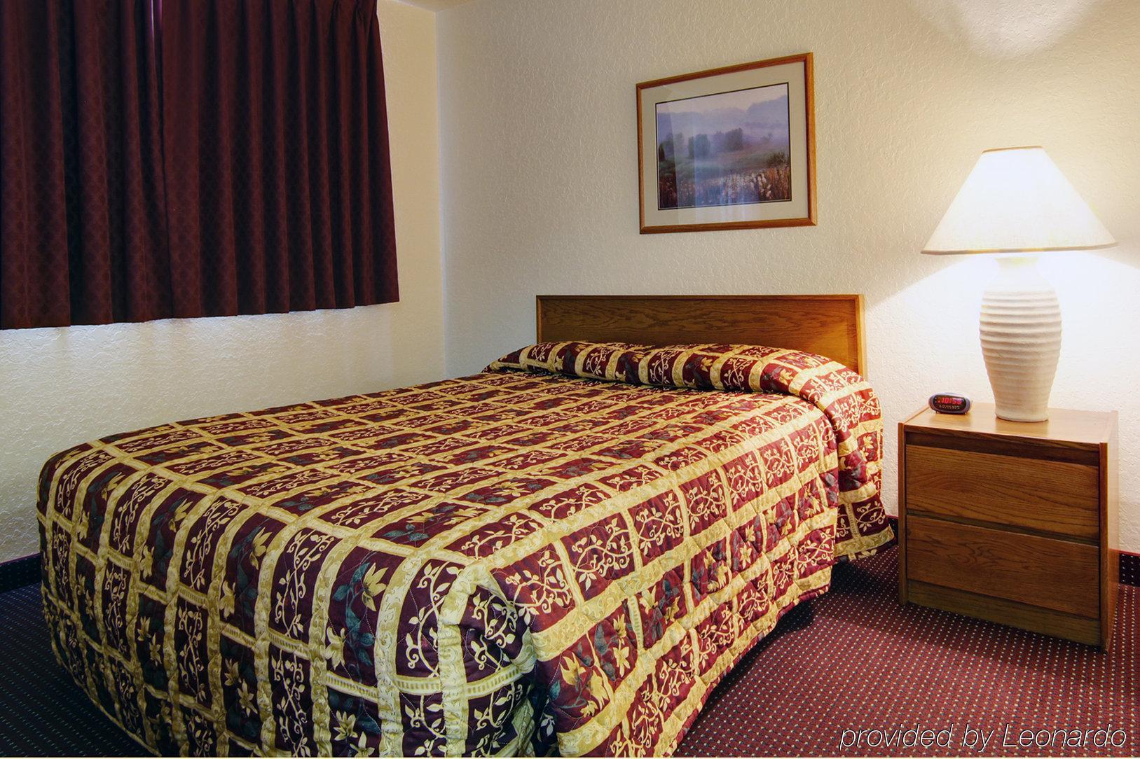 Amerihome Inn & Suites Houston Airport North 객실 사진