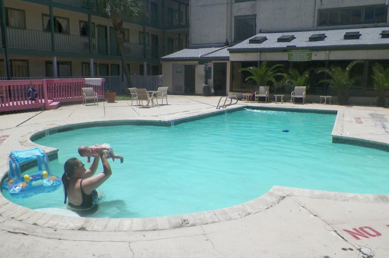 Amerihome Inn & Suites Houston Airport North 외부 사진